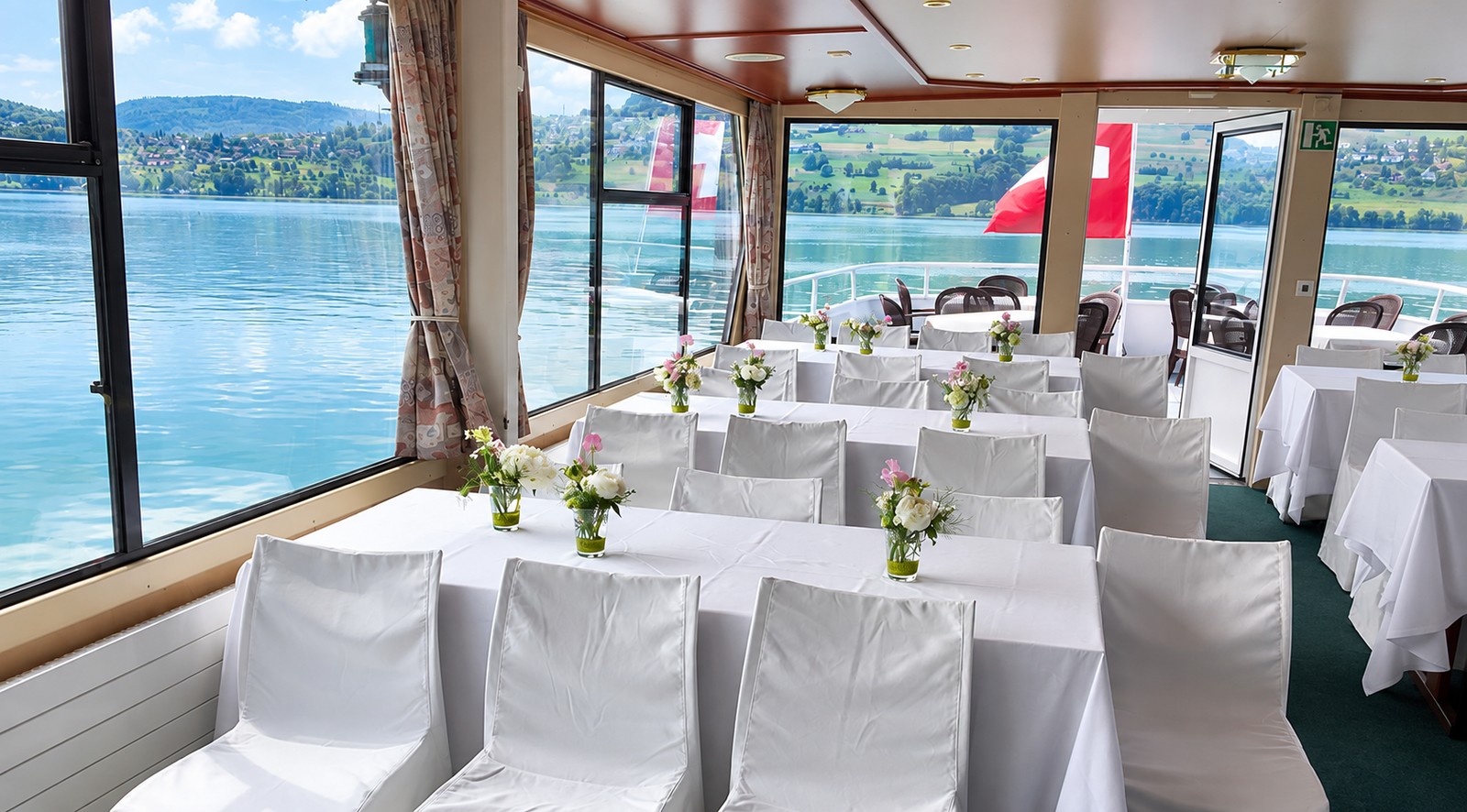Gedeckter Gastronomiebereich an Bord eines SGH-Schiffes mit Blick auf den Hallwilersee